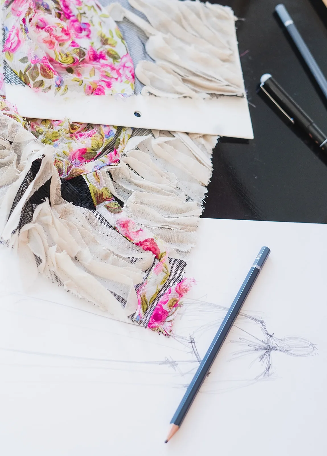 Croquis de silhouette et étoffes, parcours de styliste de Céline Bannert
