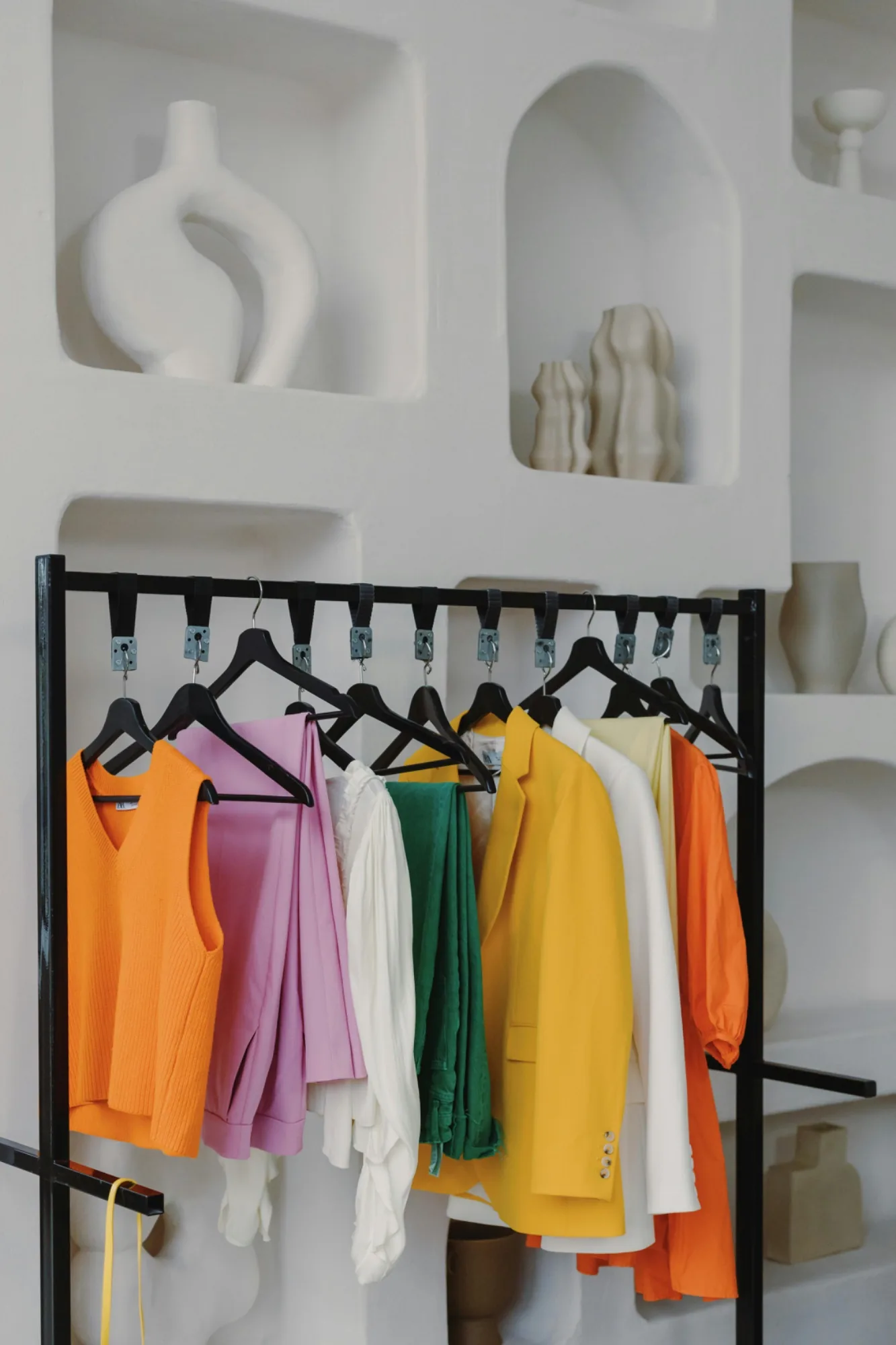 Portant de vêtements colorés composé par Céline Bannert