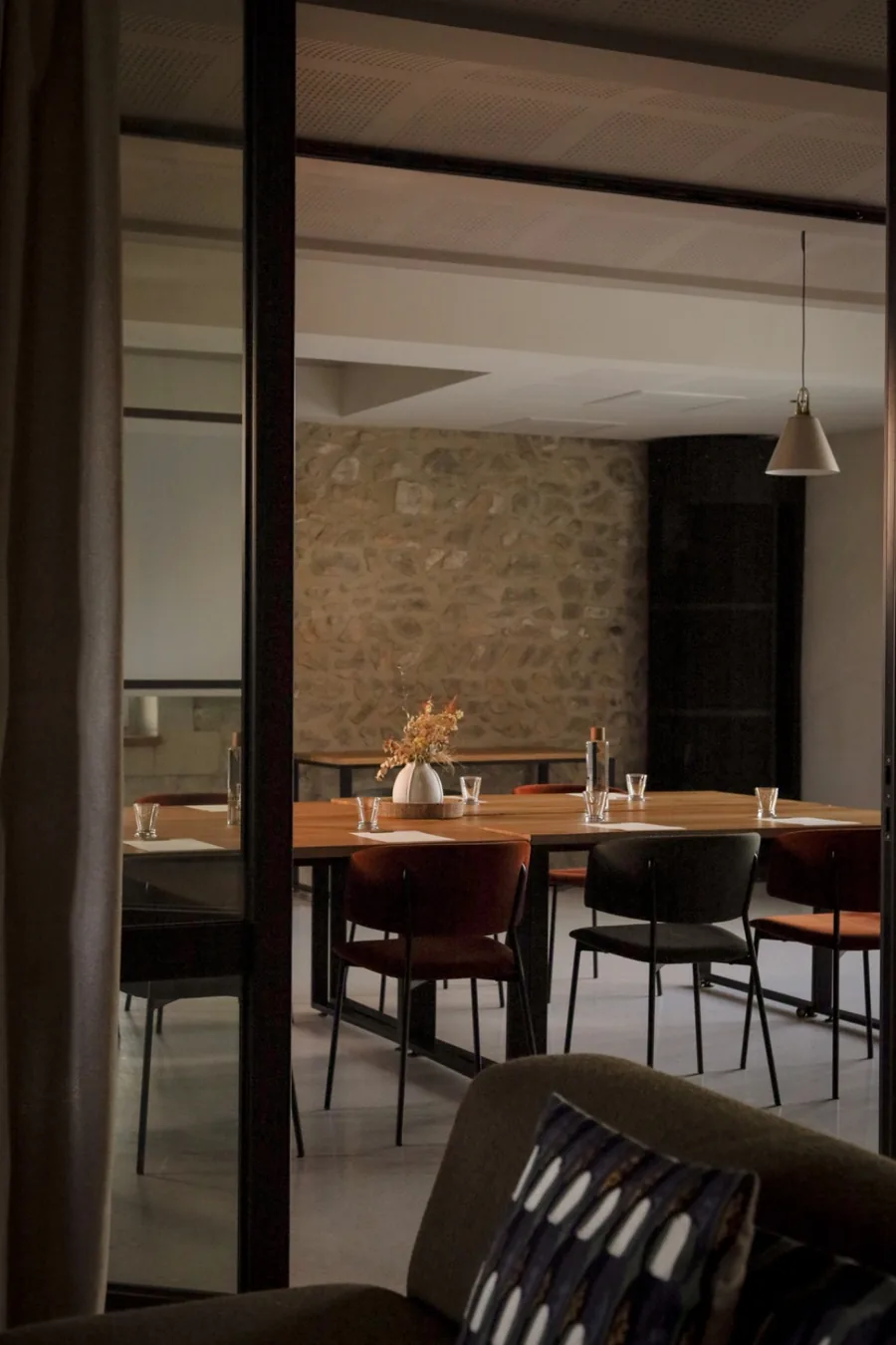 Salle en pierre baignée de lumière pour une Journée Signature